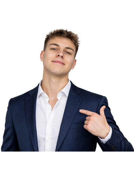 Młody web developer w granatowej marynarce wskazujący na siebie na białym tle.